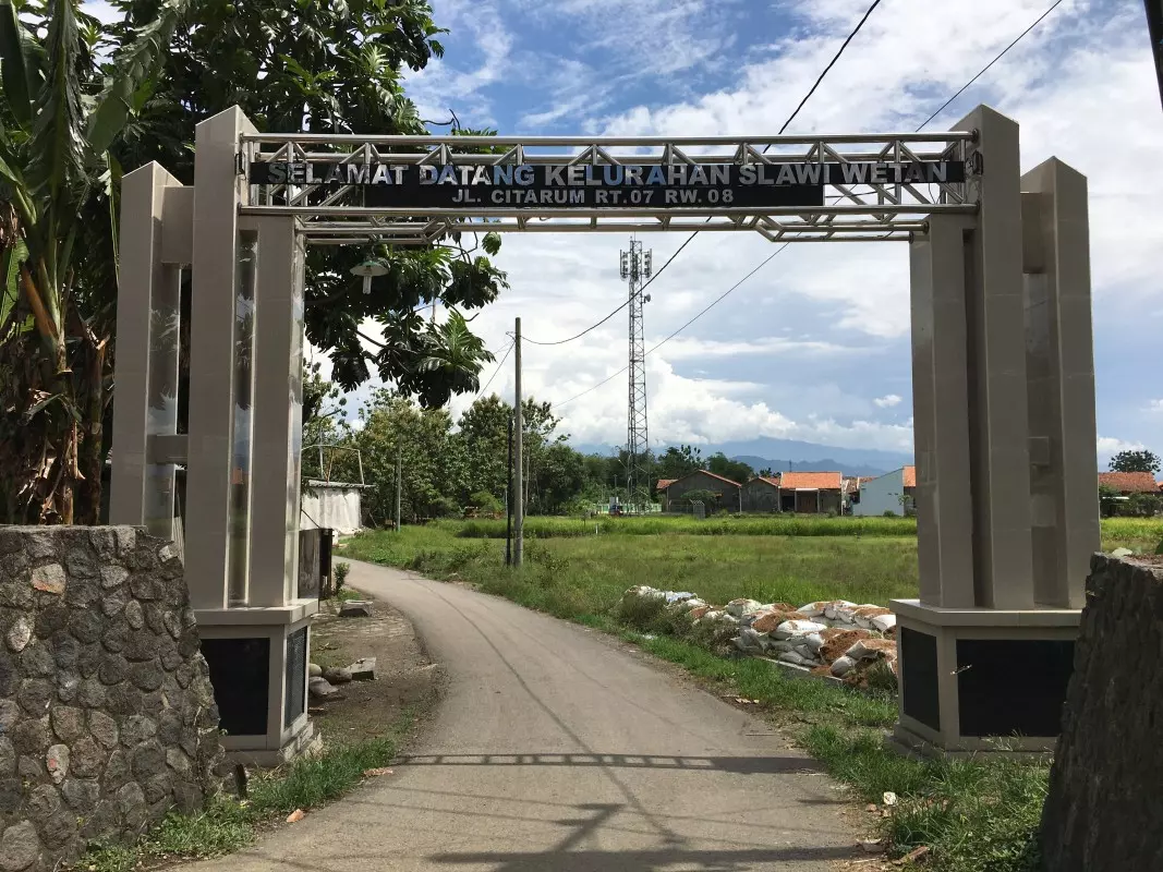 Gerbang Selamat Datang Kelurahan Slawi Wetan